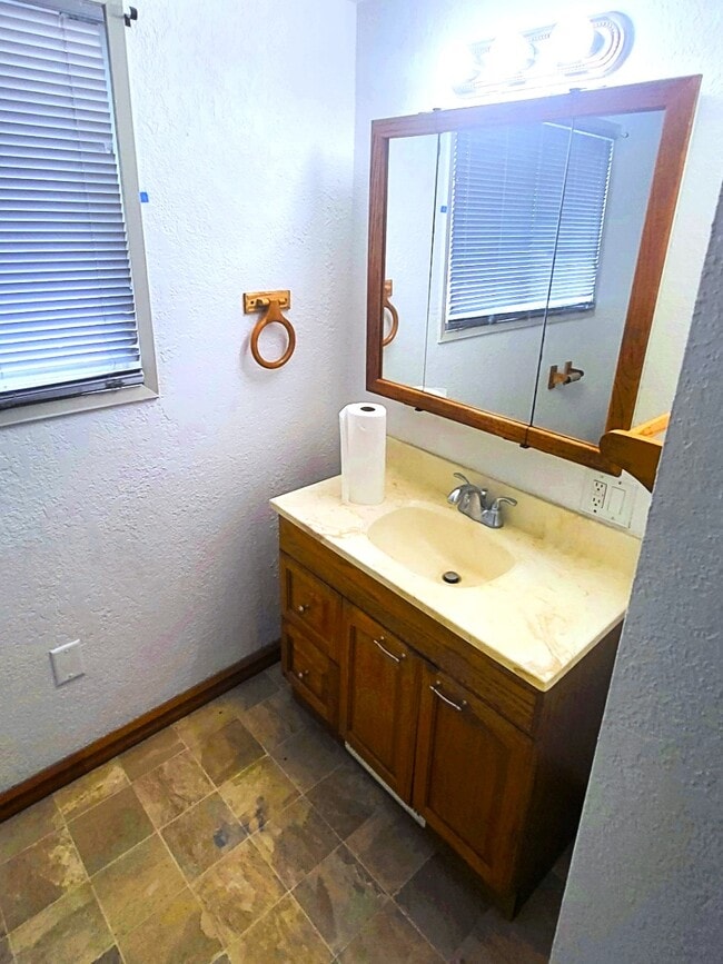 Building Photo - 817 Rita St