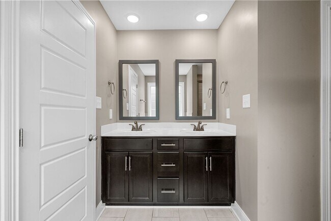 Building Photo - Pet Friendly Five Bedroom!