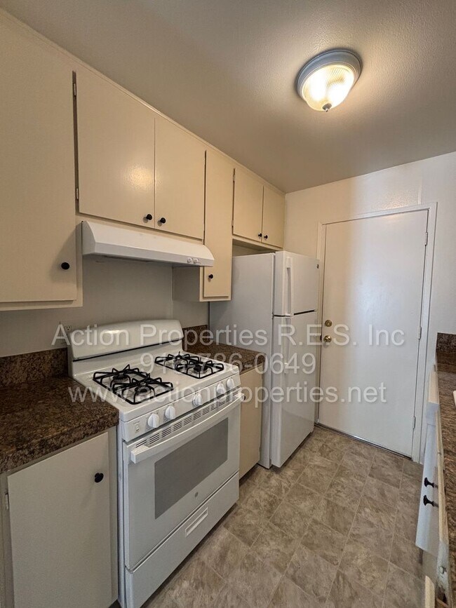 Building Photo - Roseville Condo all one level: 2 Bedroom 1 Bathroom Single Level, Large Living Room Central Heat ...