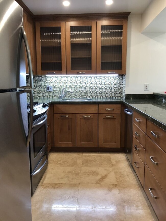 Building Photo - Spacious 3 + 2 Ocean View Condo - Prime Corner Location.