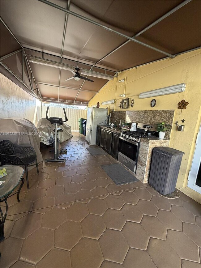 Building Photo - 14831 Kendale Lakes Blvd