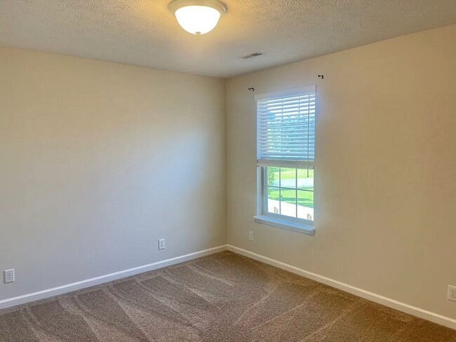 Building Photo - Large Kokomo Home!