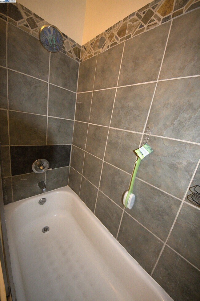 Building Photo - 1214 Sycamore Dr