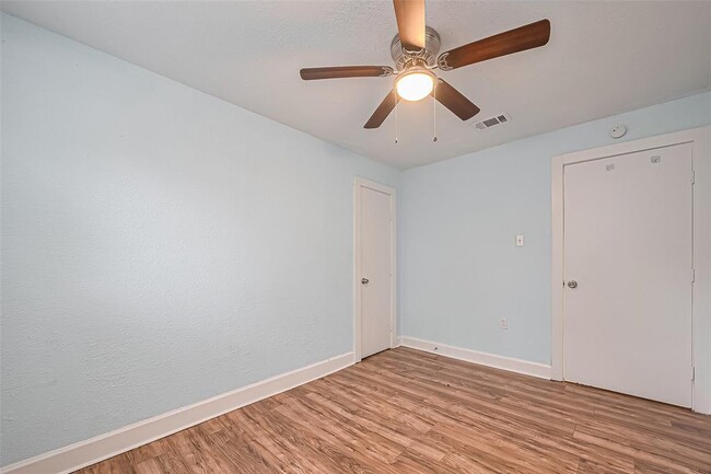 Building Photo - 2226 Rainbow Dr