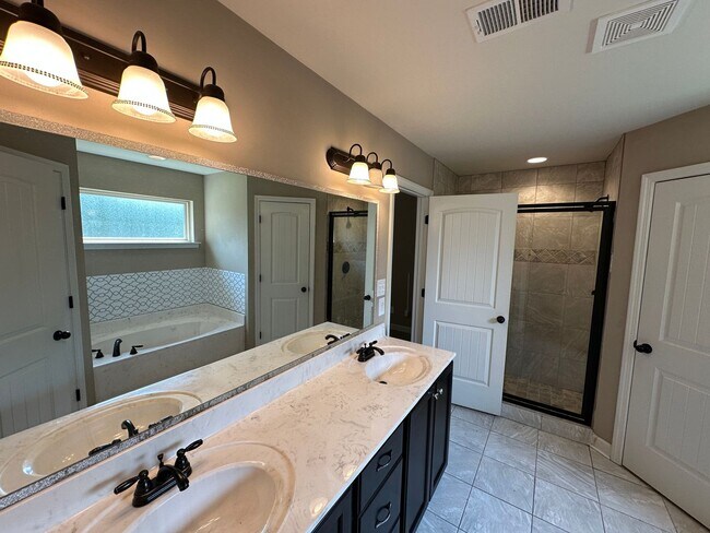 Building Photo - AVAILABLE NOW IN SOUTHAVEN! Spacious 4BR Home with Bonus Room & Fenced Yard
