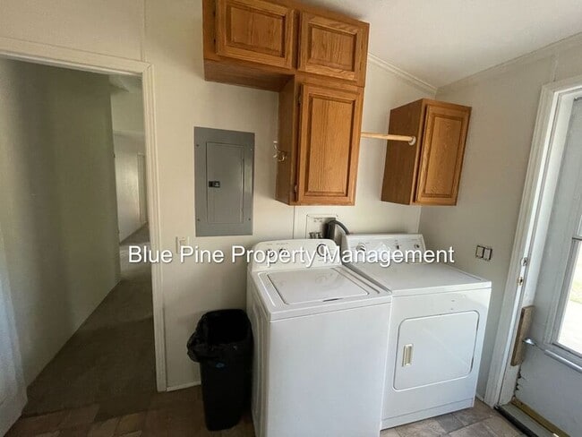 Building Photo - 587 W 10 S