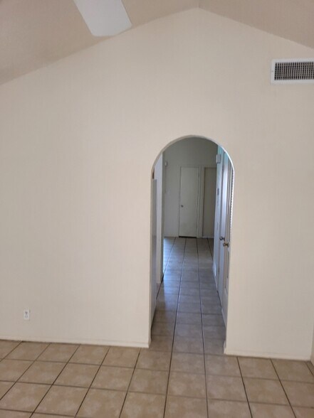 Building Photo - 910 Destello Rd