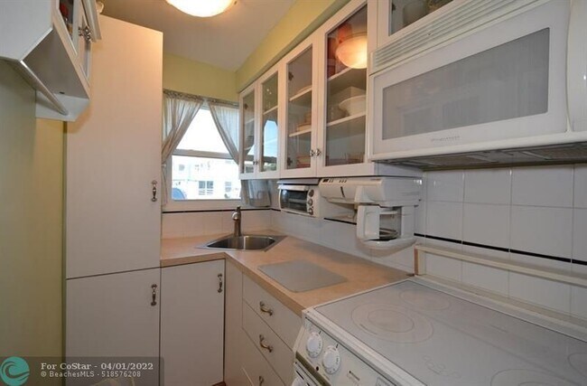 Building Photo - 4228 N Ocean Dr