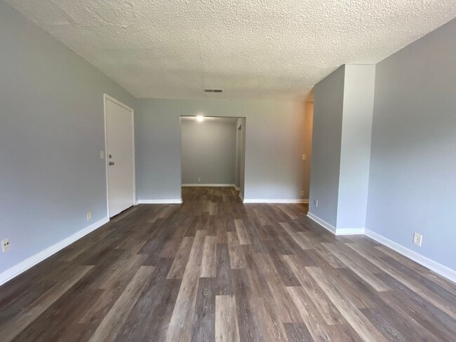Building Photo - Lovely 1 bedroom condo in South Nashville! Private Balcony!
