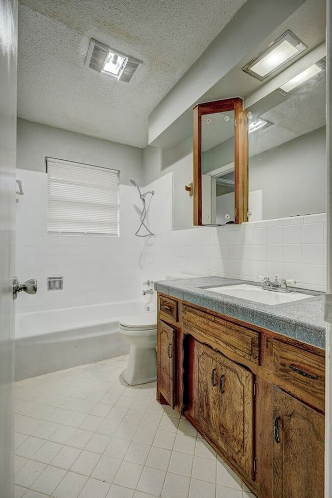 Building Photo - 3 bed 1 bath home in Mustang,OK