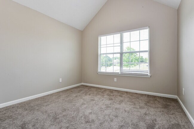 Building Photo - 657 Howell Dr