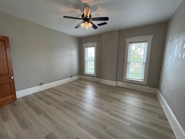 Building Photo - 4 Bedroom 2 Bathroom