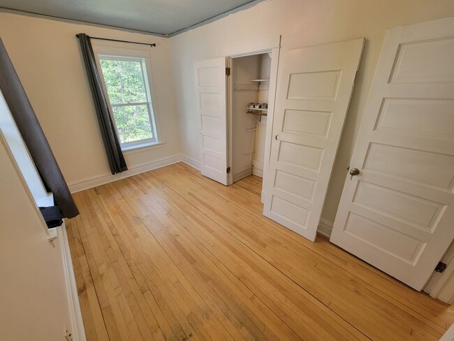 Building Photo - AVAILABLE October 1st! - 3 BED 1 BATH Home!