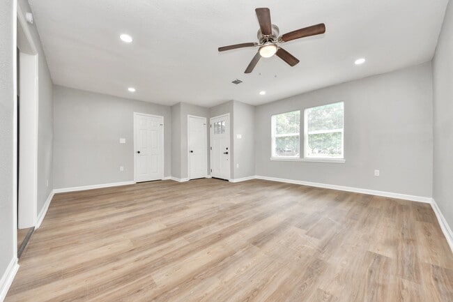 Building Photo - 710 Canary Cir