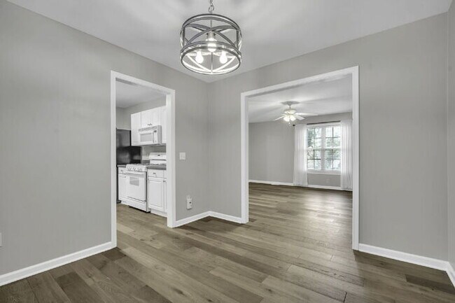 Building Photo - Charming 3BR/3BA Home with Lawn Care Included - Prime Simpsonville Location!