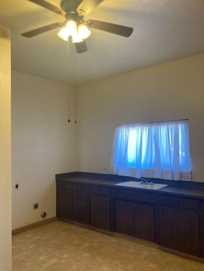 Building Photo - Turlock Country Living 3 Bedroom 2 Bath Home