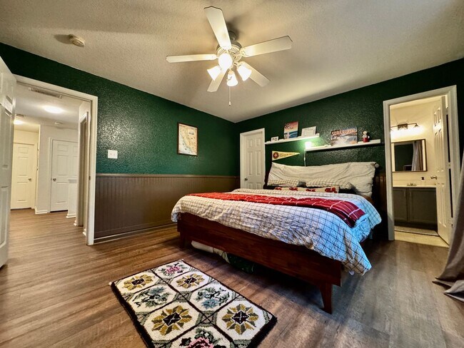 Building Photo - First-Time Rental Near The Beaches! Available 08-14-26 - Attached Garage - Fenced Yard - Pet Frie...