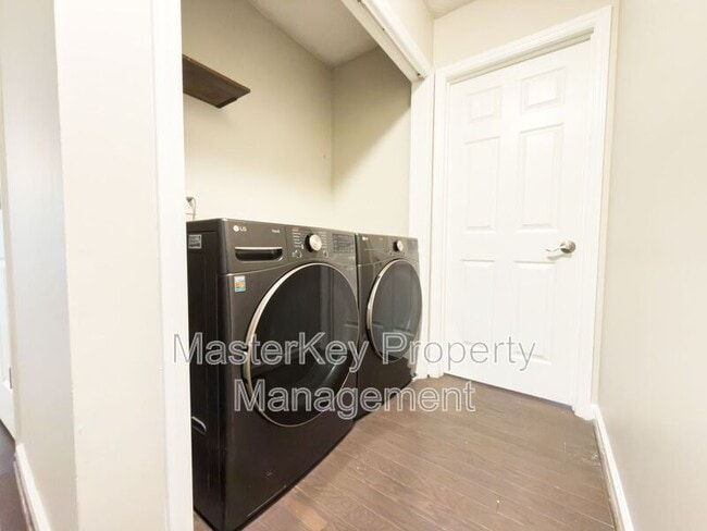 Building Photo - 251 Tillamook Dr