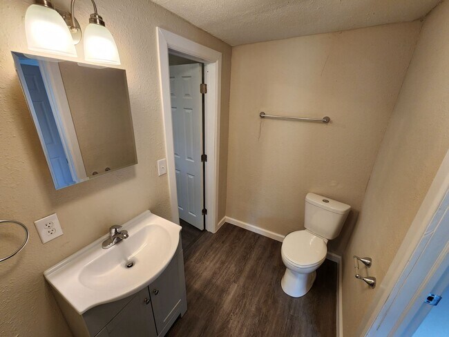 Building Photo - Spacious 2-Bedroom, 1-Bathroom Home AVAILABLE NOW!!