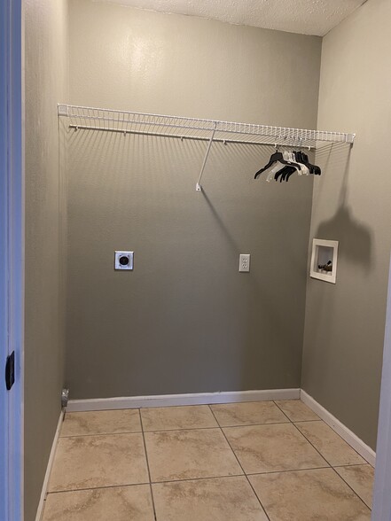 Laundry room - 1209 Pinewood Dr