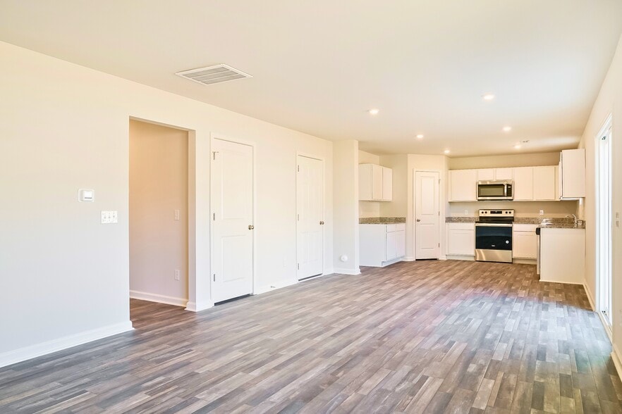 Building Photo - 684 Savanac St SE