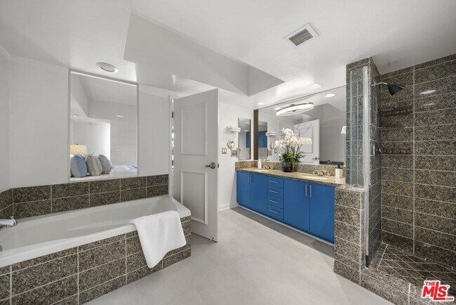 Building Photo - 13700 Marina Pointe Dr