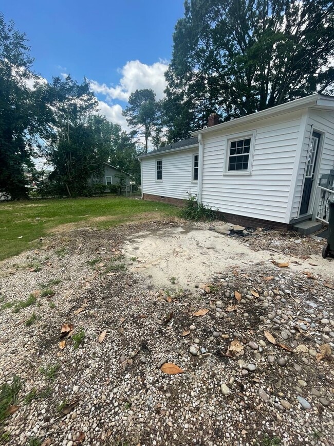 Building Photo - 3 Bedroom 1 Bath Ranch  Close to 385 Green...