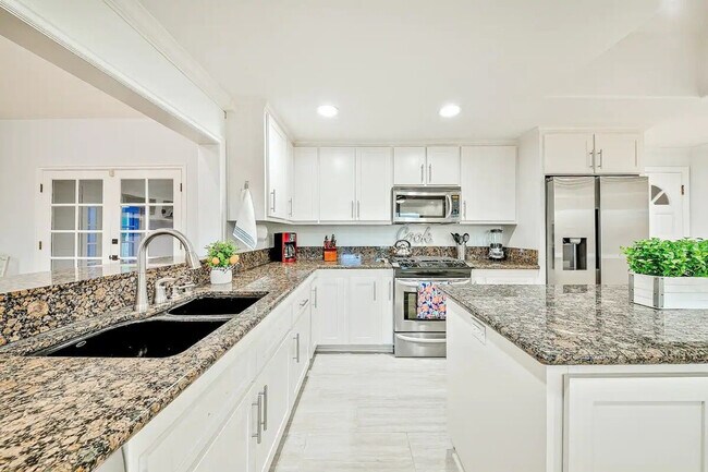 Building Photo - 1185 Tamarack Ave