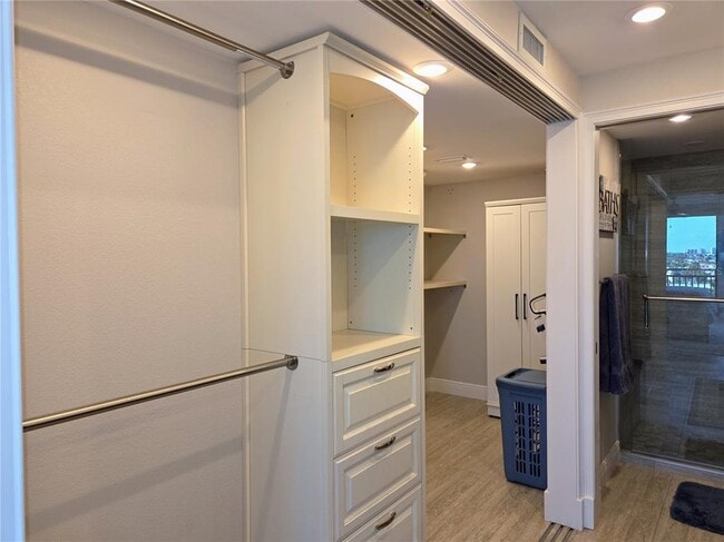 Building Photo - 1 Key Capri