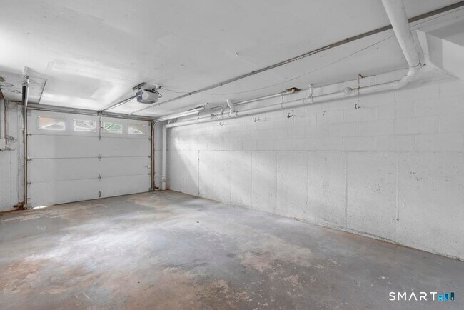 Building Photo - 815 S Pine Creek Rd