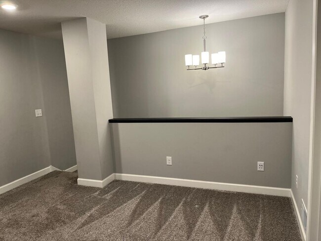 Building Photo - Stunning End Unit 3bed 3bath Townhome in Woodbury!