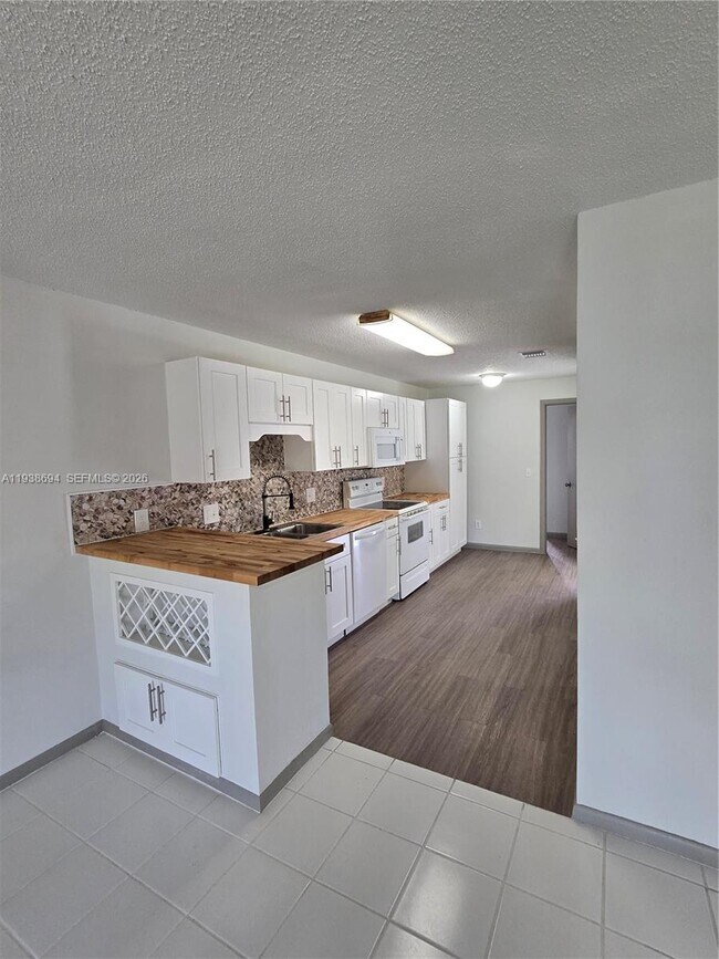 Building Photo - 2050 Oleander Blvd