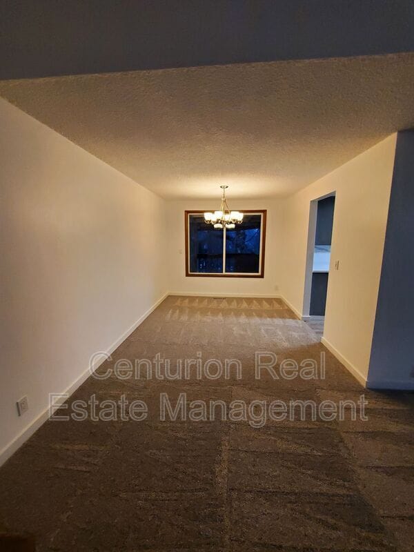 Building Photo - 869 Meadowlawn Dr SE