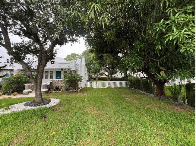 Building Photo - Southwest 1st Avenue, Hallandale Beach, FL 33009 - 3 BR 2 BA single-family home
