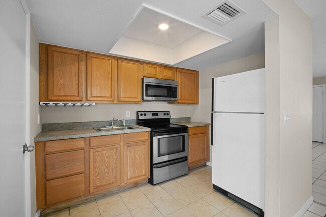 Building Photo - 1706-1708 Cypress Dr