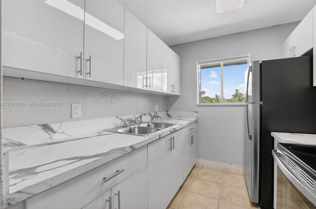 Building Photo - 2107 Catherine Dr