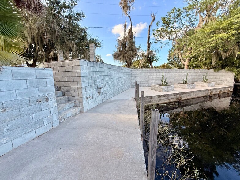 Building Photo - 160 N Lakeview Dr