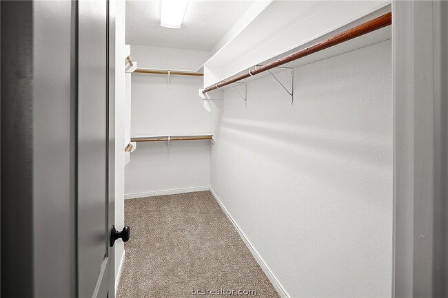 Building Photo - 916 Crested Point Dr