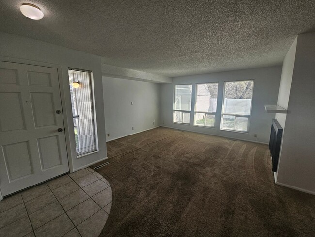 Building Photo - Great 3 Bed / 2 Bath Duplex in Millcreek