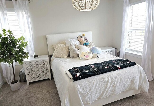 Building Photo - 3700 SF 4/4 Available Now!