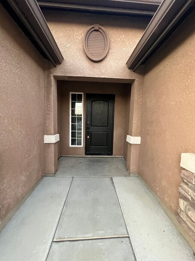 Building Photo - Beautiful  4-bedroom, 2-bathroom home in Fresno with Solar