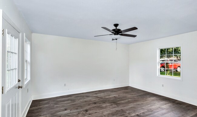 Building Photo - COMING SOON 7/29/25-Charming 3-bedroom 2 -...