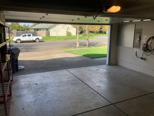 Building Photo - 3 Bedroom, 2 Bathroom House in Springfield