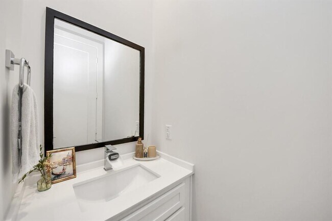 Building Photo - 849 Martin St
