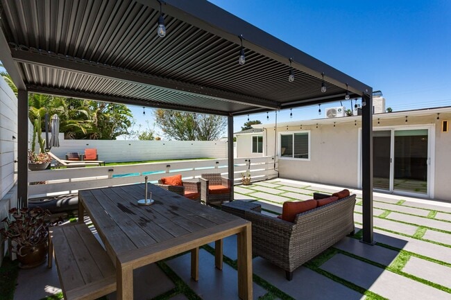 Building Photo - Contemporary Birdland Residence