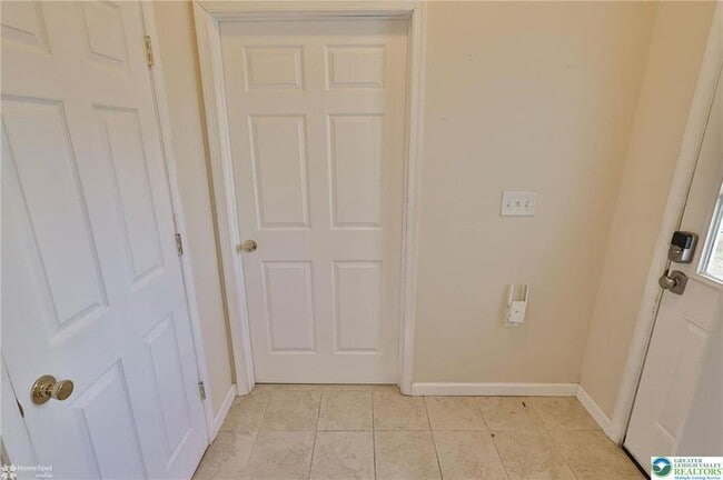 Building Photo - 2811 Kingsview Ave