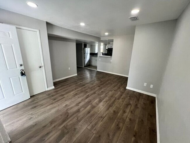 Building Photo - 1 Bedroom/1 Bathroom 1st Floor Duplex AVAILABLE AUGUST 7th!