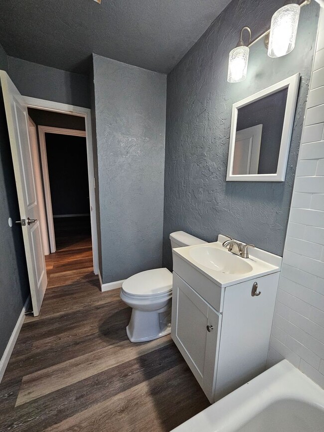 Building Photo - Updated (2) Bed/(1) Bath in Core Norman! Video Walk-Thru Avail!