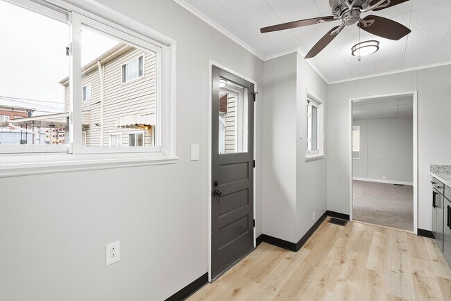 Building Photo - Beautiful 2 bedroom home in South Side Fla...
