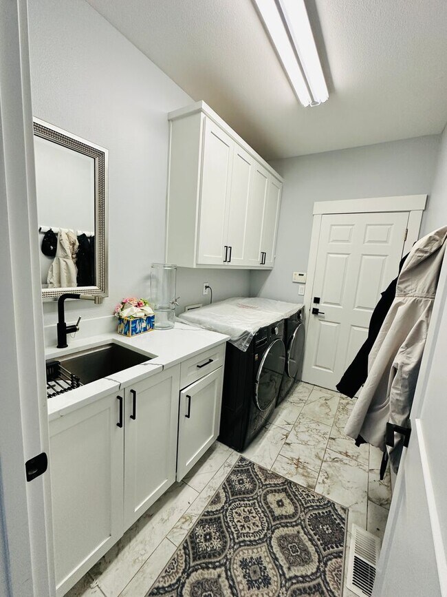 Building Photo - Stunning Custom Camas Home
